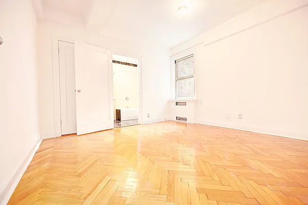 Rented by Urbane Brokerage | media 22