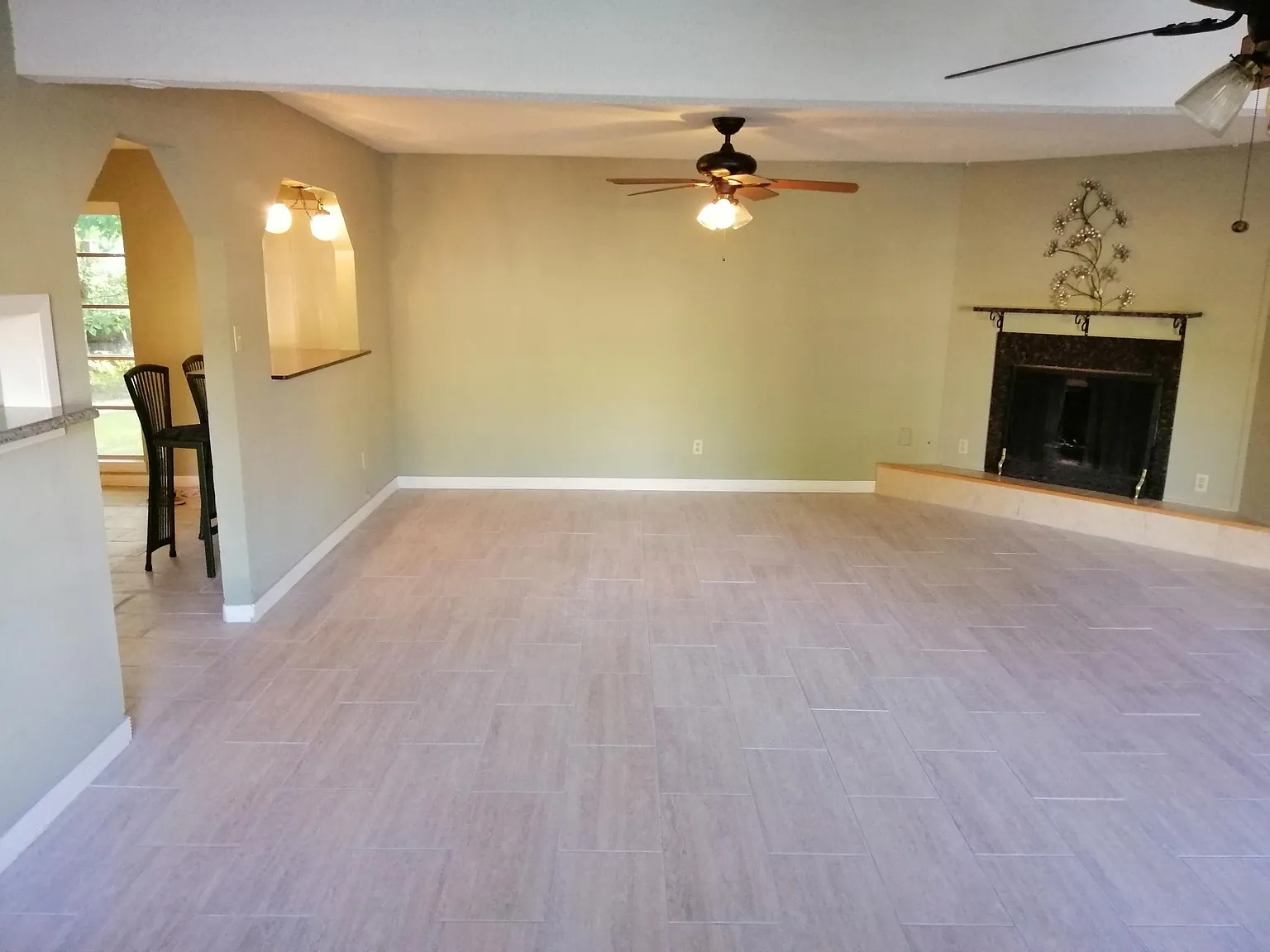 1125 Valley View Dr — Photo 2