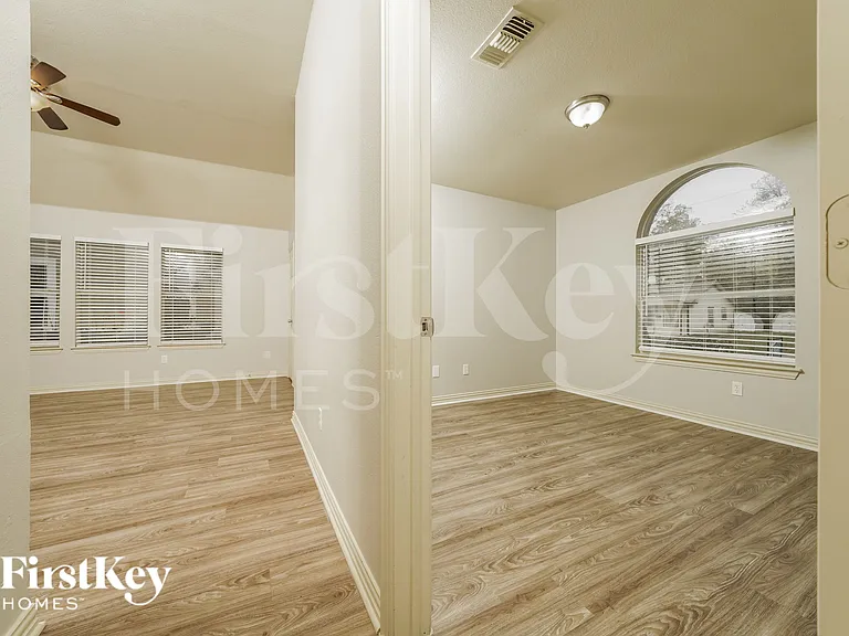 804 Center St — Photo 17