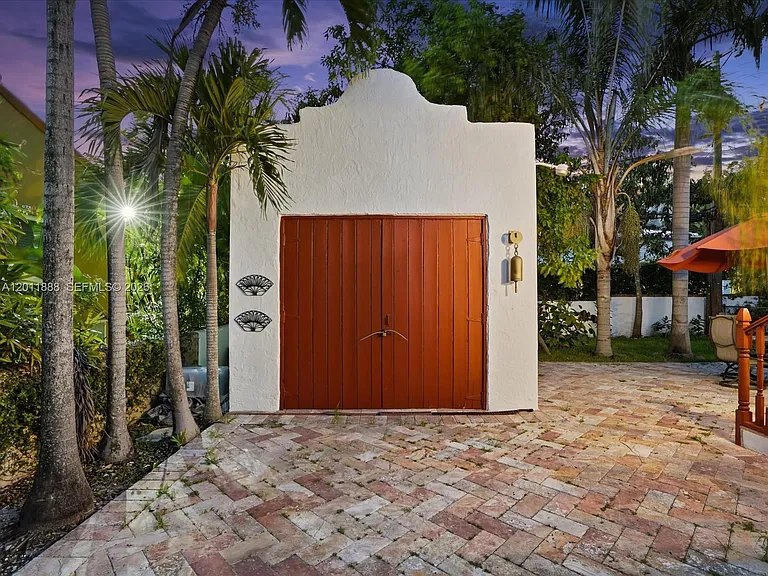 1137 Asturia Ave — Photo 11