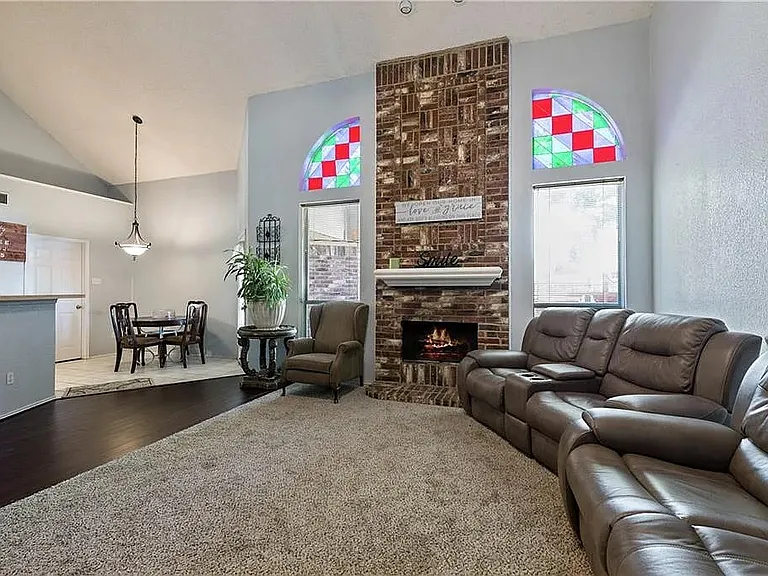 2409 Homestead Dr — Photo 3