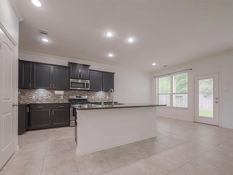 2261 Oak Circle Dr N — Photo 19