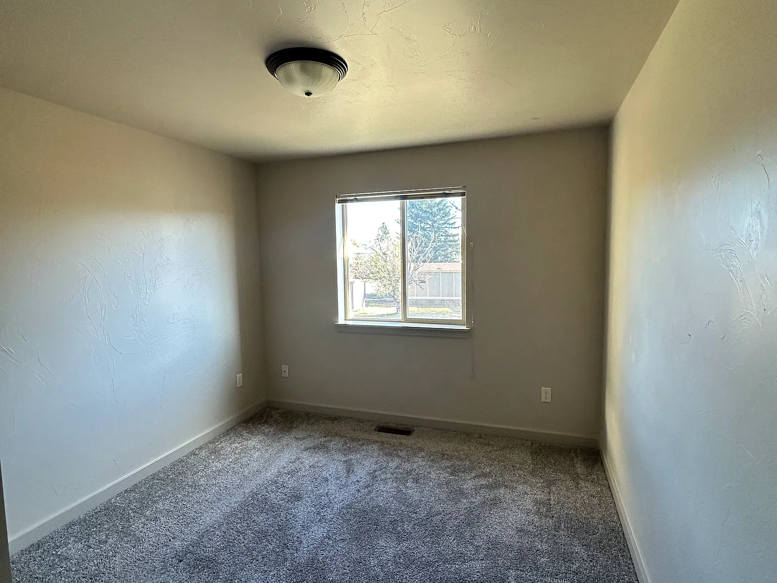 3 bed, 2.5 bath, 1410 sqft, $1,000 — Photo 2