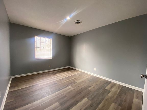 4th image of 208 Pinecrest Dr APT 6