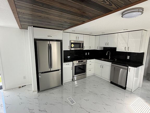 3rd image of 8517 SW 17TH Court