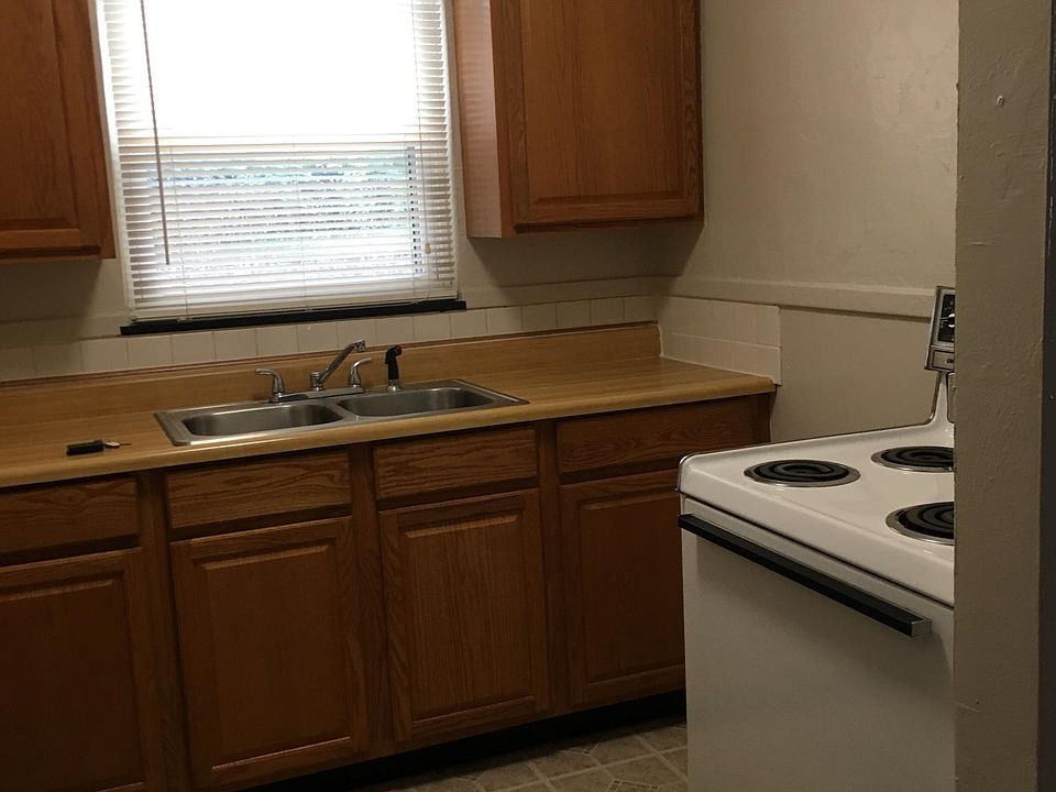 1st image of 600 Hadley Ave APT 1