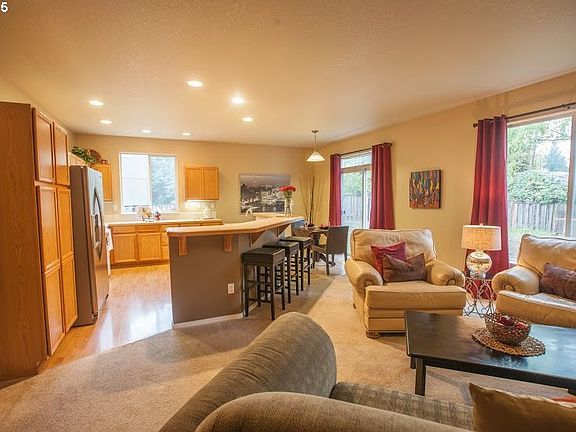 4th image of 747 SE Camellia Ct