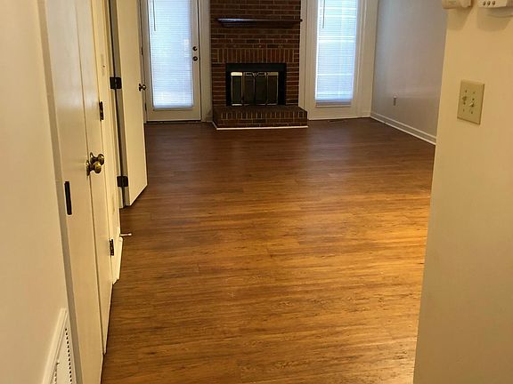 Living / Dining Combo (Non-Functioning Fireplace)