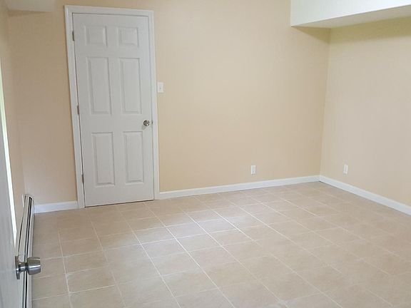 Main bedroom (walk-in closet)