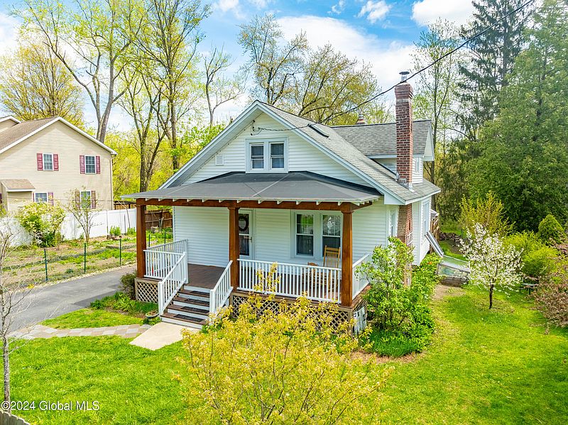3rd image of 194 N Lake Avenue