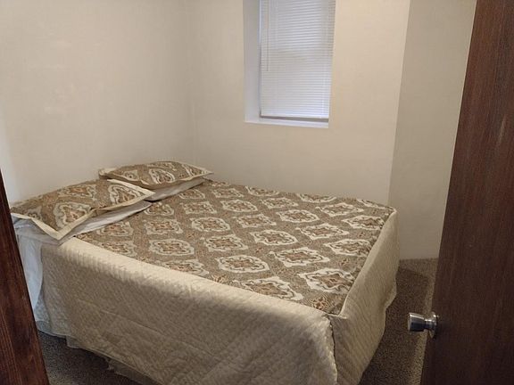 2nd bedroom w/ queen bed