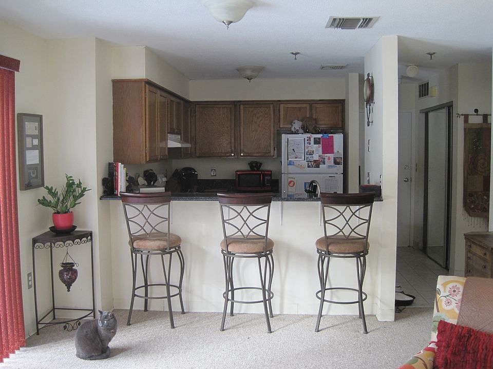 Granite counters & breakfast bar