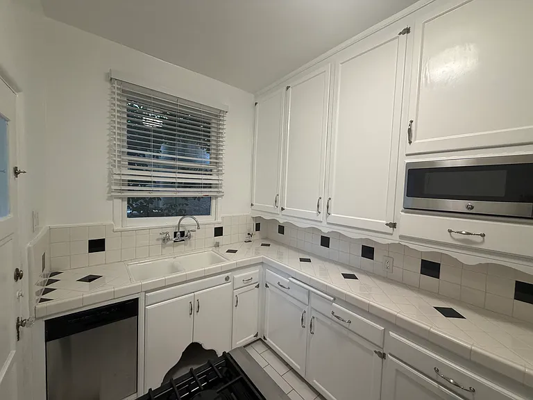 1049 S Orange Grove Ave #1 — Photo 11