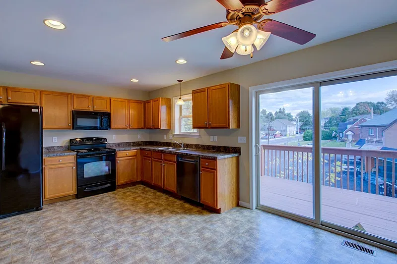 3 bed, 1.5 bath, 1508 sqft, $1,895 — Photo 4