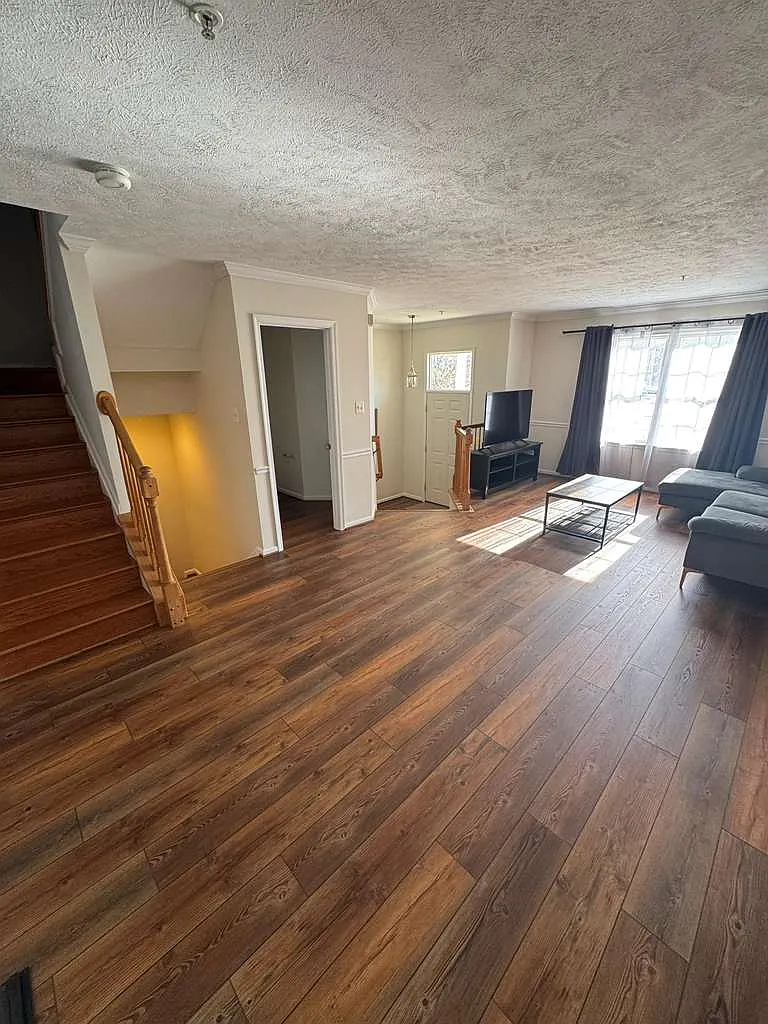 4 bed, 3.5 bath, 2240 sqft, $1,800 — Photo 2