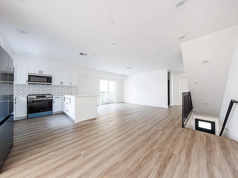 1241 N Sycamore Ave — Photo 24