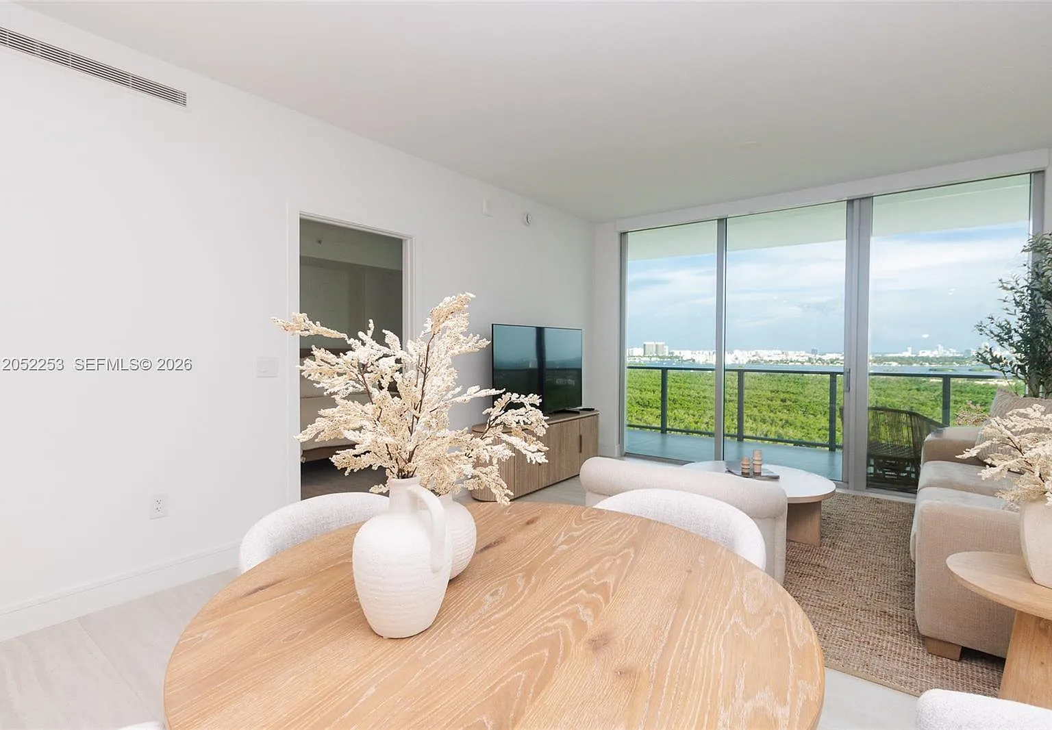 1 bed, 2.0 bath, 1081 sqft, $6,990 — Photo 4