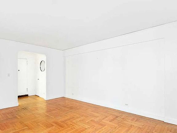 2nd image of 25 Minetta Ln APT 2L