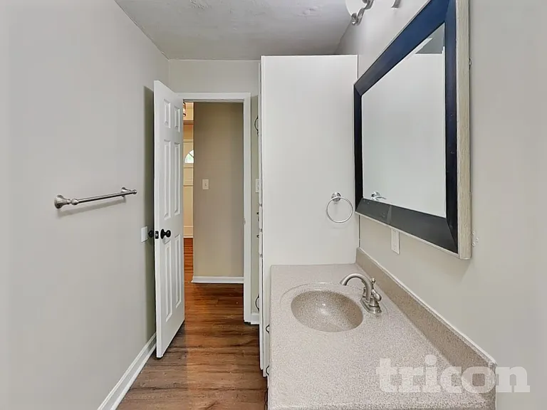 408 NW Palmer Dr — Photo 13