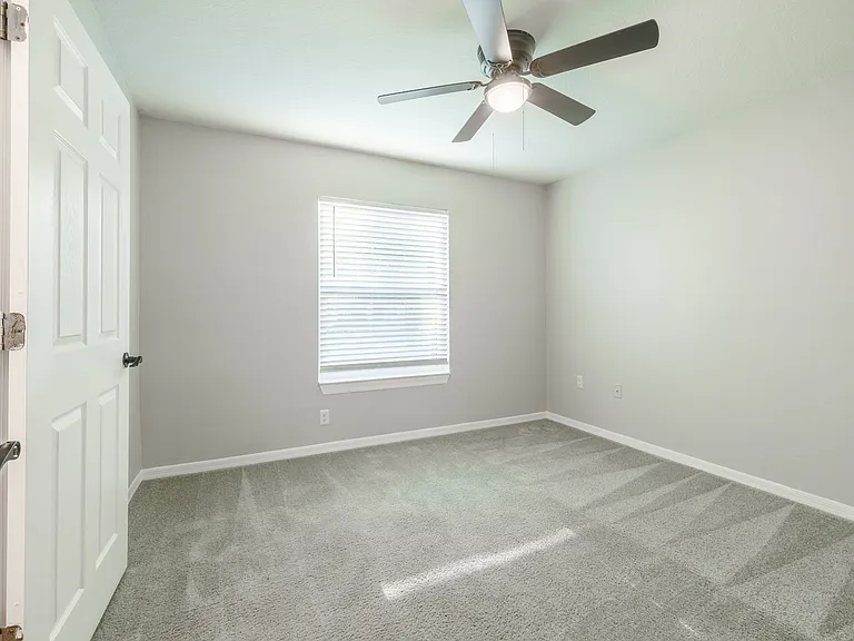 Royal Point Apartments — Photo 37