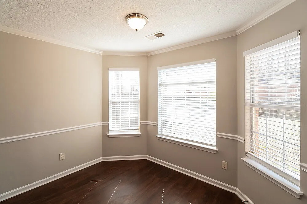 3 bed, 2.0 bath, 1297 sqft, $1,680 — Photo 4