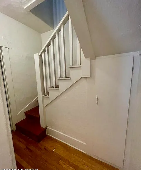 914 E 6th St — Photo 31