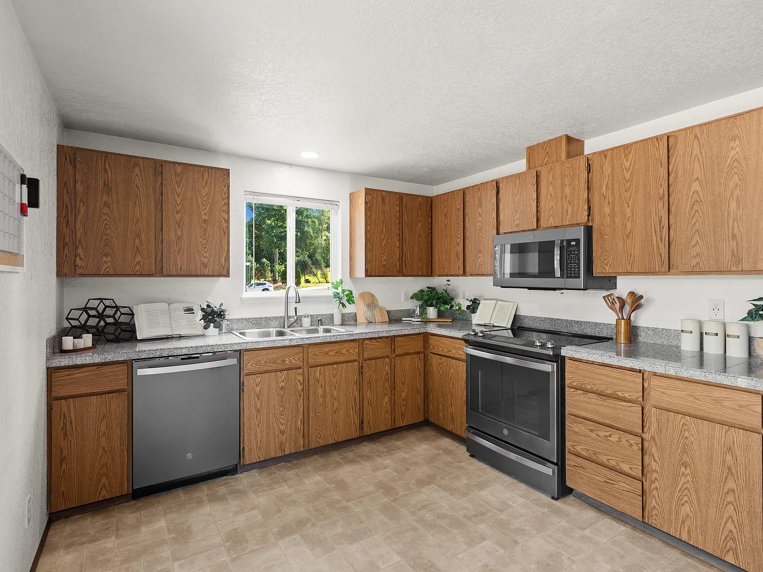 3 bed, 1330 sqft, $2,995 — Photo 4