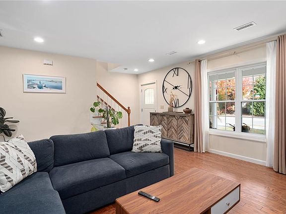 4th image of 124 Bishop Ave E