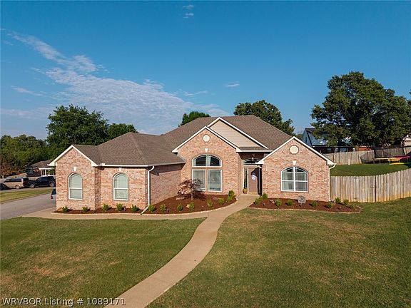 4th image of 810 Woodland Way