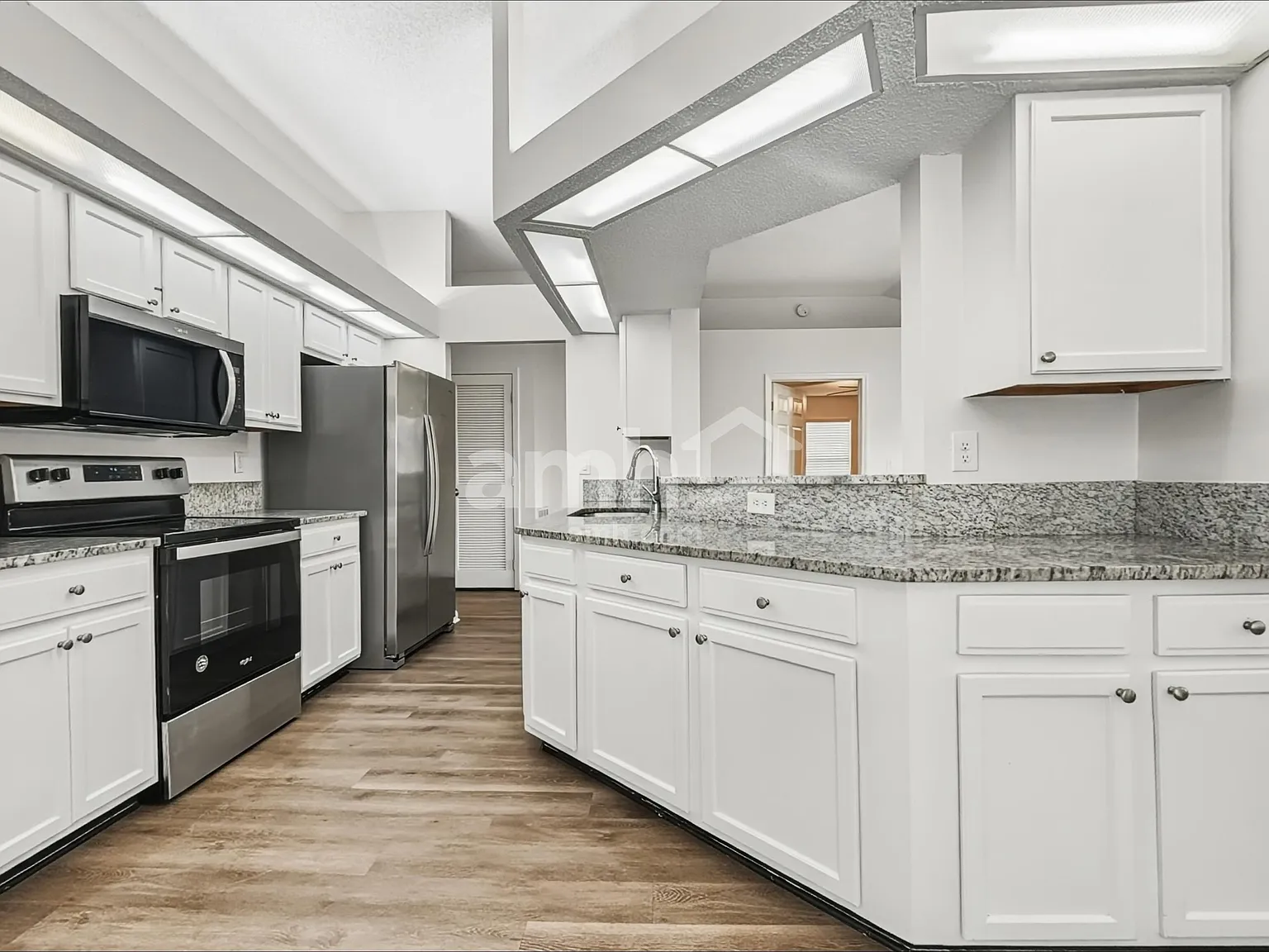 3 bed, 2.0 bath, 1388 sqft, $1,960 — Photo 4
