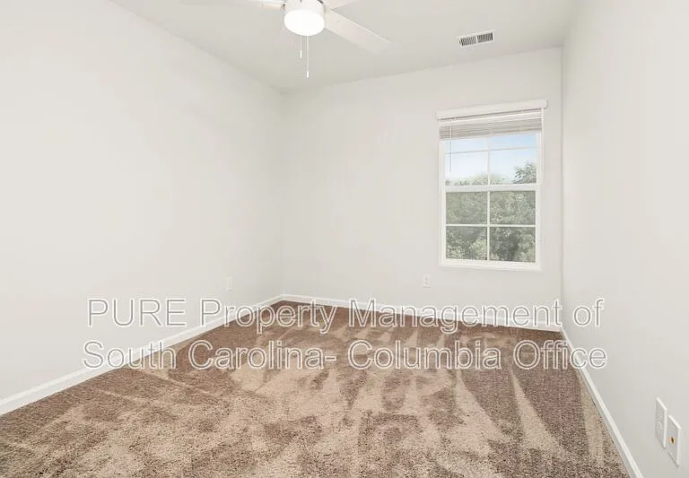 1052 Astoria Dr — Photo 8
