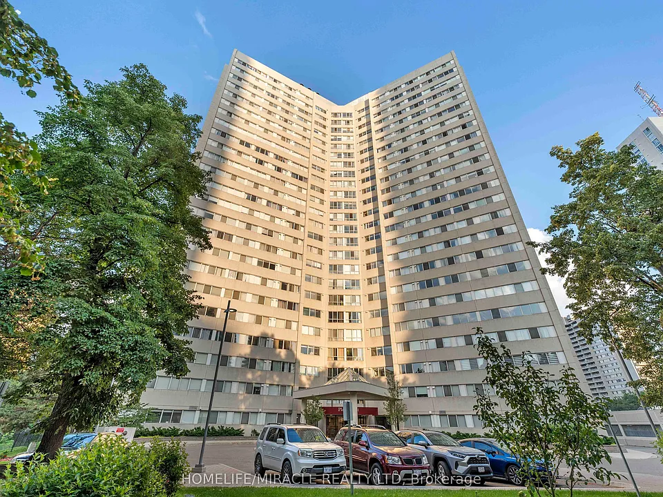 3700 Kaneff Cres N #202