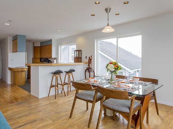 Dining room / bar / kitchen