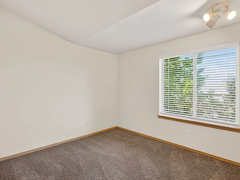 4837 NE 102nd Ave — Photo 11