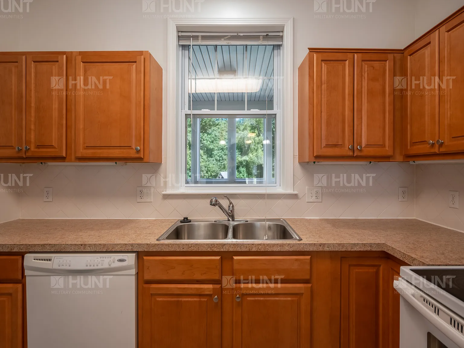 3 bed, 2.5 bath, 1900 sqft, $6,087 — Photo 3