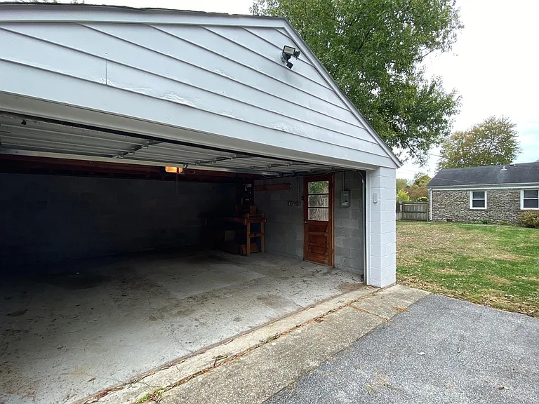 2321 Southgate Dr — Photo 10