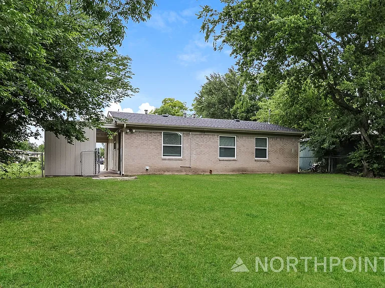 1238 Narcissus Ln — Photo 15