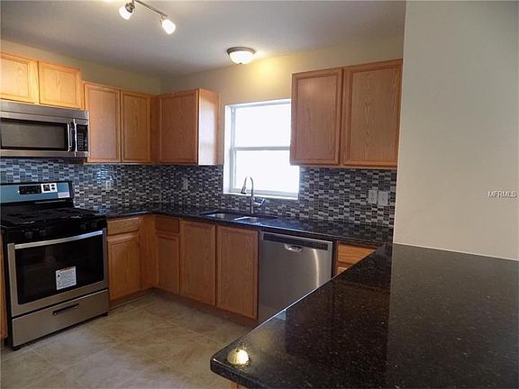 4th image of 402/404 Bridgewater Ct