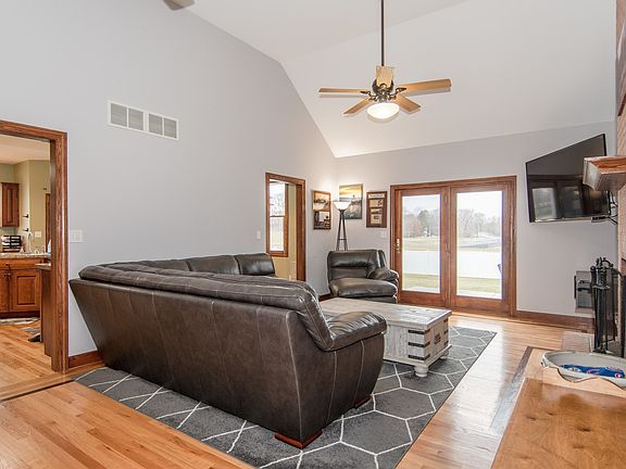 3rd image of 804 Lexington Ct