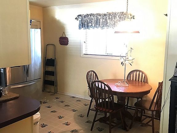 5th image of 21 Rosewood Dr