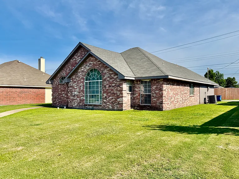 1302 Old Knoll Dr — Photo 2