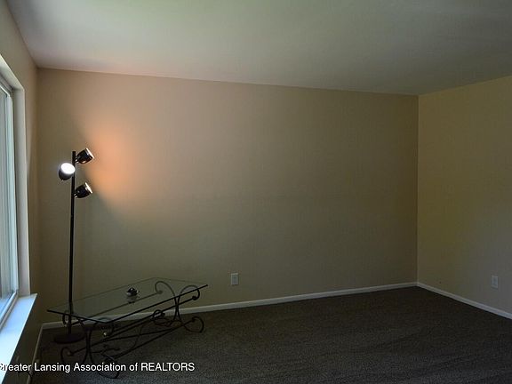 4th image of 634 S Foster Ave