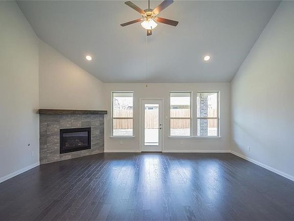3rd image of 6141 Gloucester Dr