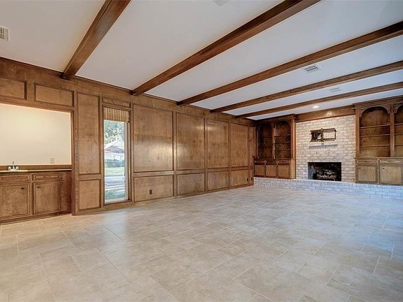 There are built in book shelves and cabinets
surrounding the gas log fireplace. There is also a wet bar for entertaining in the living room.