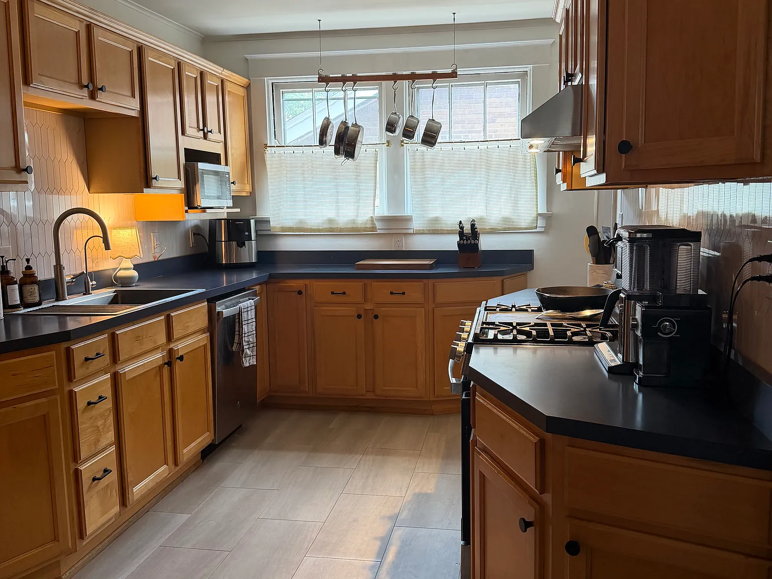 3 bed, 1200 sqft, $2,100 — Photo 2