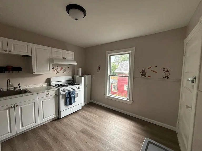 409 Floyd Ave — Photo 7