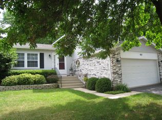 450 Heather Ln, Carol Stream, IL 60188