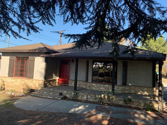 Large rustic front yard