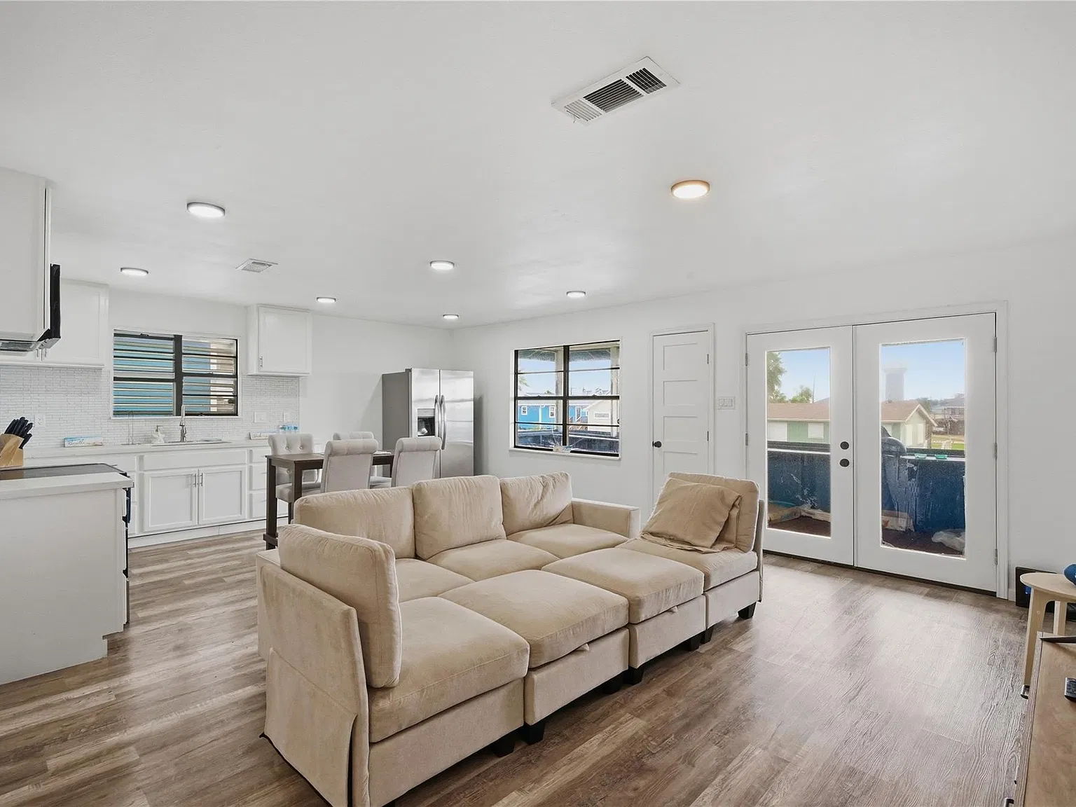 3 bed, 1.5 bath, 1332 sqft, $2,800 — Photo 4