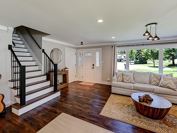 4th image of 926 Holliston Ct
